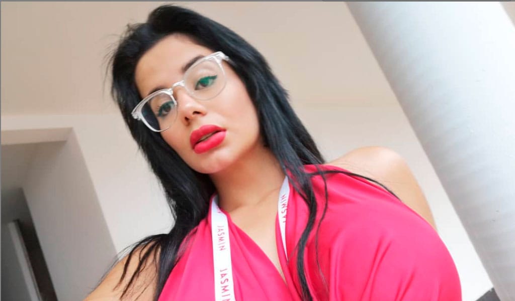 Trabaja como modelo webcam en Cali con Virtual Connection Studio – Oportunidades reales para mujeres de 18 a 30 años.